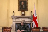 تيريزا ماي توقع رسالة الخروج من الاتحاد