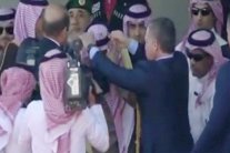 توشيح الملك سلمان بقلادة الحسين بن علي