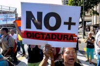 وصفة مادورو للبقاء رئيسًا: جيش وقضاء وإعلام موال