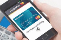 الدفع بالهاتف الذكي في ربع متاجر بريطانيا عام 2021