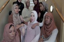 سيدة محجبة حامل تغني الراب للاحتفال بالنساء المسلمات