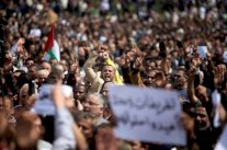 حماس تحذر من تداعيات خفض السلطة رواتب موظفيها في غزة