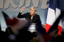 لوبن تهاجم ماكرون: سيعطي