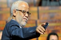 يتيم يدافع عن