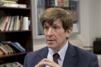 كتاب يتنبأ بعزل ترامب