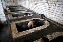 حمامات الكبريت تجمع جنودًا ونازحين من غرب الموصل