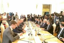 لافروف يحادث ظريف والمعلم الجمعة