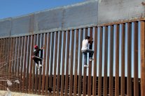 مقاضاة ترامب بسبب الجدار