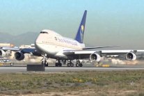 خلل فني وراء هبوط طائرة سعودية اضطراريًا