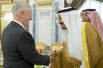 العاهل السعودي يلتقي وزير الدفاع الأميركي