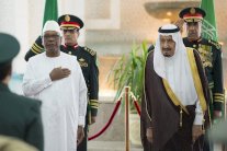 العاهل السعودي ورئيس مالي يعقدان جلسة مباحثات