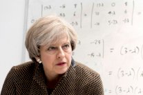 يونكر سيلتقي تيريزا ماي بلندن في 26 أبريل