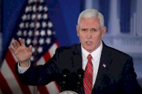 مايك بنس يزور أكبر مسجد في إندونيسيا