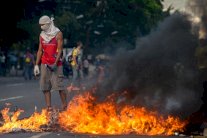 مؤيدو مادورو ومعارضوه يتواجهون في شوارع كراكاس