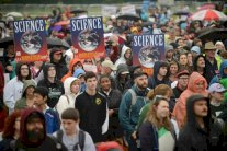 مسيرة من أجل العلم تضع إدارة ترامب في مأزق