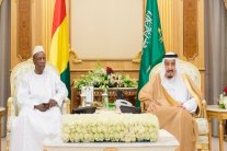 العاهل السعودي ورئيس غينيا يبحثان تعزيز الأمن الإقليمي