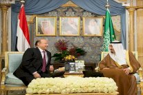 الملك سلمان يستعرض آخر المستجدات مع الرئيس اليمني