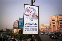 البابا فرنسيس يصل إلى القاهرة