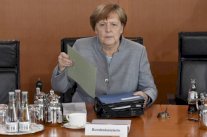 ميركل تأسف لالغاء نتانياهو لقاء مع وزير الخارجية الالماني