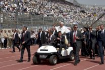 بابا الفاتيكان يتنقل في أستاد القاهرة بعربة مكشوفة