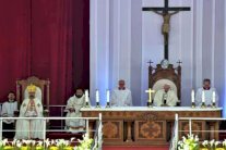 البابا فرنسيس يقيم قداسا في القاهرة بمشاركة الآلاف