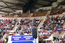 ترامب يكذب أمام العلم الروسي