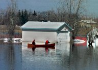 فيضانات في شرق كندا تجبر السلطات على إجلاء سكان