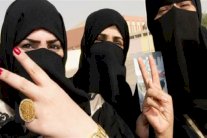 العاهل السعودي يوجه بتمكين المرأة من الخدمات