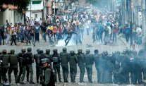 صدامات بين الشرطة والطلبة المتظاهرين في فنزويلا
