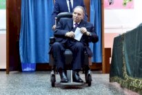 بوتفليقة يدلي بصوته على كرسي متحرك