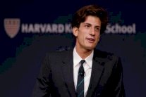 حفيد جون كينيدي: ترقبوني سياسيًا مختلفًا لا خلفًا