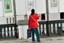 الجزائريون يقترعون لاختيار نوابهم اليوم