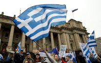 موسكوفيسي يدعو الى طي صفحة التقشف في اليونان