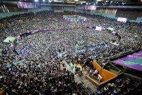 القادة الإصلاحيون غائبون حاضرون في تجمع انتخابي لروحاني