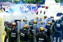 مسيرة للسيارات والدراجات والخيول ضد مادورو في كراكاس