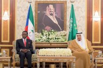 العاهل السعودي ورئيس غينيا يعقدان جلسة مباحثات