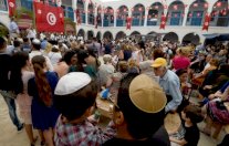الزيارة السنوية لليهود الى كنيس في تونس تعطي الامل بايام افضل