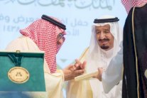 العاهل السعودي يسلم محمد بن نايف الدكتوراة الفخرية
