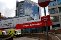 قراصنة يخطفون النظام الصحي في بريطانيا