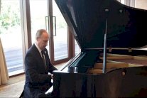 بوتين يستعرض مهارته في العزف على البيانو