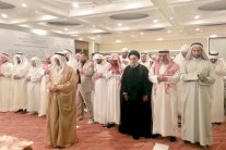 مرجع شيعي يصلي خلف إمام سني بالبحرين