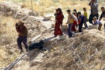 طريق الموت ممر النجاة الوحيد خارج الحويجة العراقية