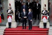 ماكرون يدخل الإليزيه حاكمًا وسطيًا لفرنسا