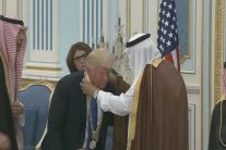 الملك سلمان يقلد ترمب قلادة الملك عبد العزيز