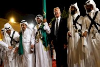 ترمب يرقص العرضة مع الملك سلمان