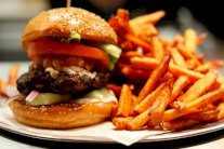 دعوات إلى منع الوجبات السريعة في وسائل النقل العام