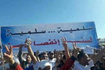 آلاف المحتجين بالحسيمة المغربية يطالبون برفع العسكرة