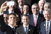 حكومة ماكرون الجديدة تجمع كل الاطياف ونصفها نساء