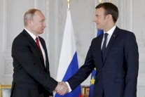 ماكرون وبوتين يعقدان أول لقاء في قصر فرساي