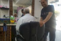 تفاعل «فيسبوكي» مع صور « ابن كيران عند الحلاق ينتظر دوره»